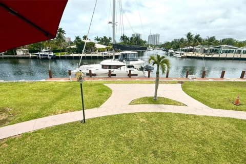 Condo in Hallandale Beach, Florida, 1 bedroom  № 1688860 - photo 18
