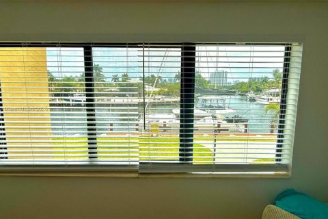 Condo in Hallandale Beach, Florida, 1 bedroom  № 1688860 - photo 13