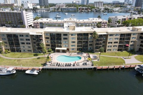 Condo in Hallandale Beach, Florida, 1 bedroom  № 1688860 - photo 20