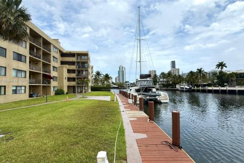Condo in Hallandale Beach, Florida, 1 bedroom  № 1688860 - photo 2