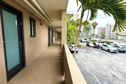Condo in Hallandale Beach, Florida, 1 bedroom  № 1688860 - photo 17