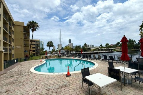 Condo in Hallandale Beach, Florida, 1 bedroom  № 1688860 - photo 16