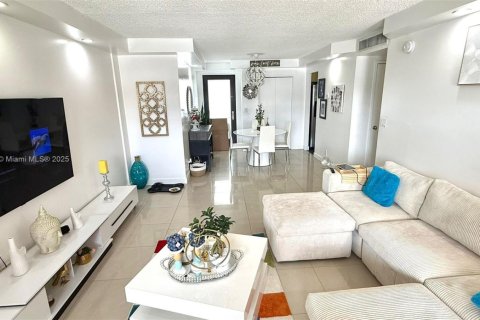 Condo in Hallandale Beach, Florida, 1 bedroom  № 1688860 - photo 1