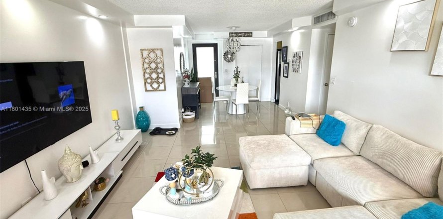 Condo in Hallandale Beach, Florida, 1 bedroom  № 1688860