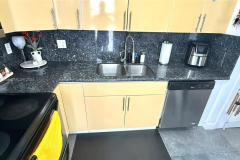 Condo in Hallandale Beach, Florida, 1 bedroom  № 1688860 - photo 10