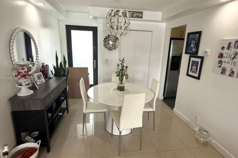 Condo in Hallandale Beach, Florida, 1 bedroom  № 1688860 - photo 6