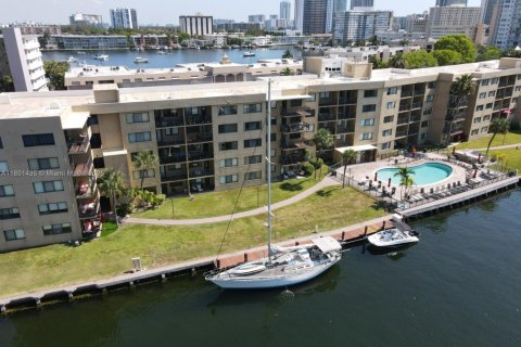 Condo in Hallandale Beach, Florida, 1 bedroom  № 1688860 - photo 19
