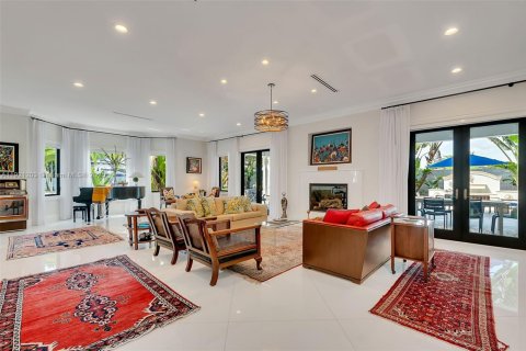 House in Miami, Florida 9 bedrooms, 769.6 sq.m. № 1975458 - photo 17