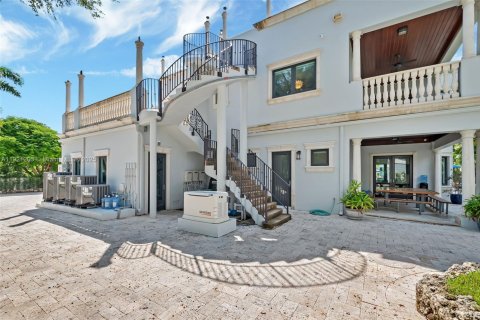 House in Miami, Florida 9 bedrooms, 769.6 sq.m. № 1975458 - photo 7