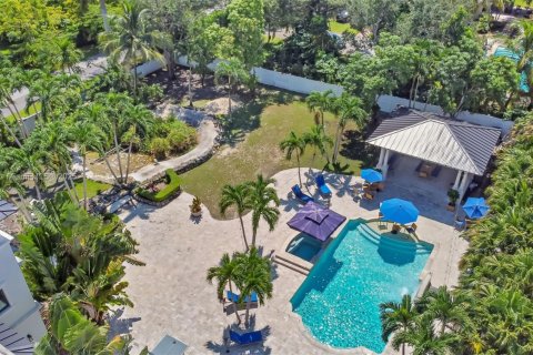 House in Miami, Florida 9 bedrooms, 769.6 sq.m. № 1975458 - photo 21