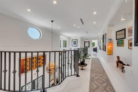 House in Miami, Florida 9 bedrooms, 769.6 sq.m. № 1975458 - photo 27