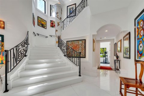 House in Miami, Florida 9 bedrooms, 769.6 sq.m. № 1975458 - photo 14