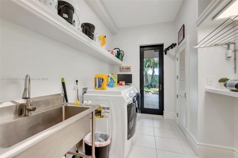 House in Miami, Florida 9 bedrooms, 769.6 sq.m. № 1975458 - photo 24