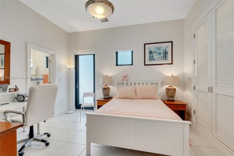 House in Miami, Florida 9 bedrooms, 769.6 sq.m. № 1975458 - photo 19