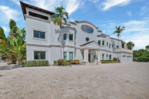 House in Miami, Florida 9 bedrooms, 769.6 sq.m. № 1975458 - photo 6
