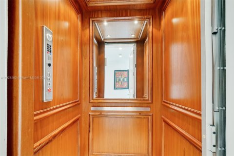 House in Miami, Florida 9 bedrooms, 769.6 sq.m. № 1975458 - photo 25