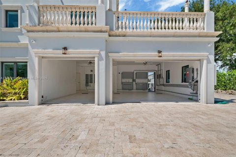 House in Miami, Florida 9 bedrooms, 769.6 sq.m. № 1975458 - photo 8