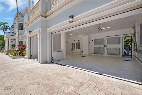 House in Miami, Florida 9 bedrooms, 769.6 sq.m. № 1975458 - photo 9