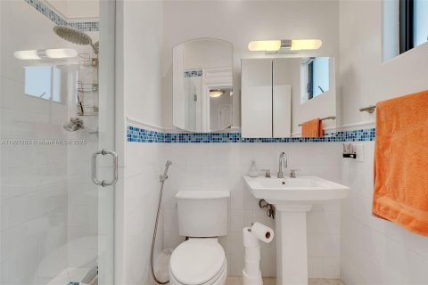 House in Miami, Florida 9 bedrooms, 769.6 sq.m. № 1975458 - photo 20