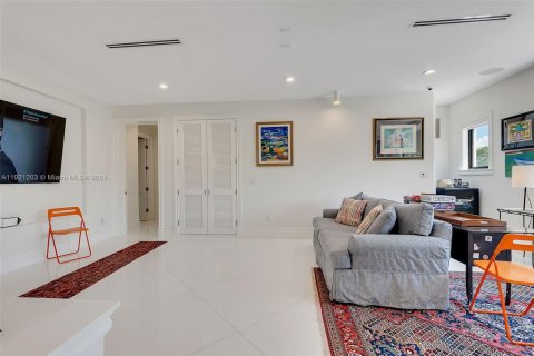 House in Miami, Florida 9 bedrooms, 769.6 sq.m. № 1975458 - photo 29
