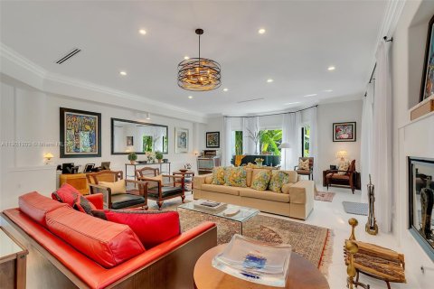 House in Miami, Florida 9 bedrooms, 769.6 sq.m. № 1975458 - photo 18