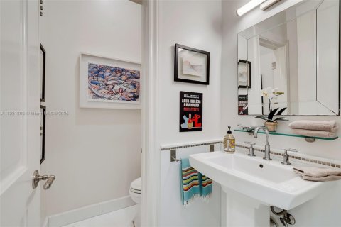 House in Miami, Florida 9 bedrooms, 769.6 sq.m. № 1975458 - photo 30