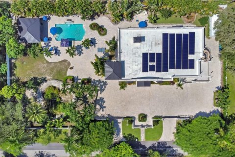 House in Miami, Florida 9 bedrooms, 769.6 sq.m. № 1975458 - photo 10