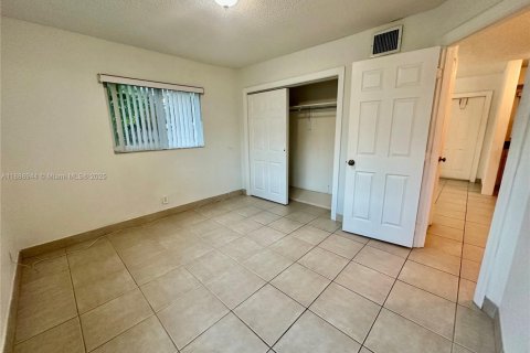 Снять в аренду квартиру в Окленд-Парк, Флорида 1 спальня, 40.41м2, № 1941073 - фото 13