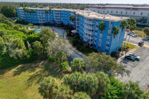 Condo in Saint Petersburg, Florida, 1 bedroom № 2198743 - photo 2