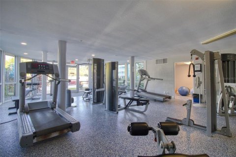 Condo in Saint Petersburg, Florida, 1 bedroom № 2198743 - photo 17