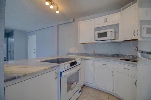 Condo in Saint Petersburg, Florida, 1 bedroom № 2198743 - photo 10
