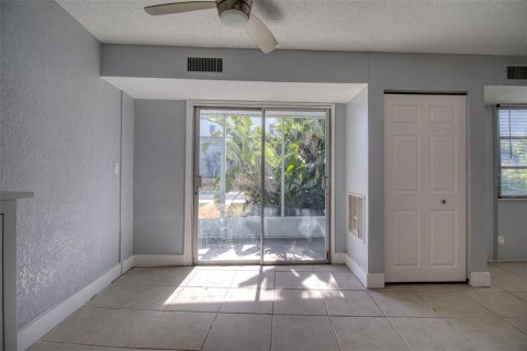 Condo in Saint Petersburg, Florida, 1 bedroom № 2198743 - photo 5