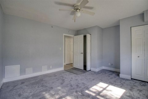 Condo in Saint Petersburg, Florida, 1 bedroom № 2198743 - photo 12