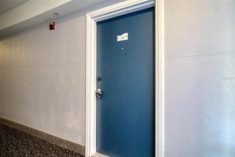 Condo in Saint Petersburg, Florida, 1 bedroom № 2198743 - photo 3