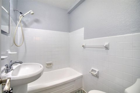 Condo in Saint Petersburg, Florida, 1 bedroom № 2198743 - photo 13