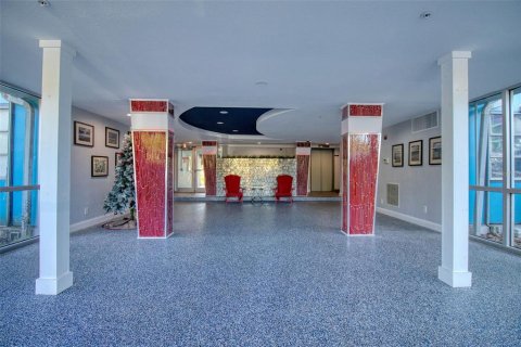 Condo in Saint Petersburg, Florida, 1 bedroom № 2198743 - photo 22