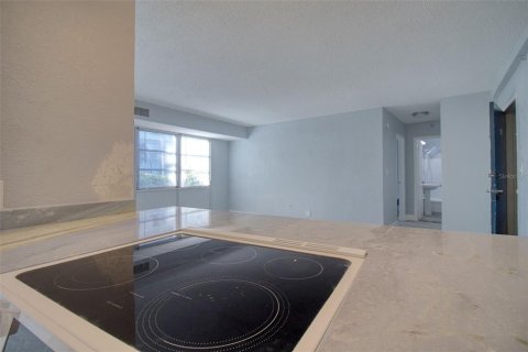 Condo in Saint Petersburg, Florida, 1 bedroom № 2198743 - photo 14