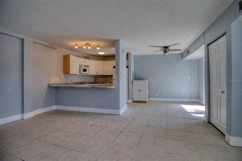 Condo in Saint Petersburg, Florida, 1 bedroom № 2198743 - photo 7