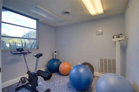 Condo in Saint Petersburg, Florida, 1 bedroom № 2198743 - photo 15