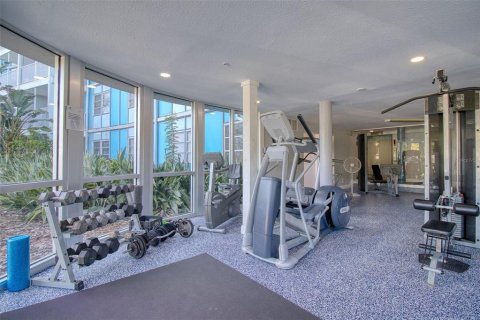 Condo in Saint Petersburg, Florida, 1 bedroom № 2198743 - photo 16