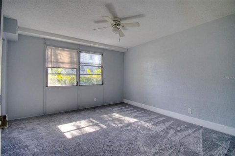 Condo in Saint Petersburg, Florida, 1 bedroom № 2198743 - photo 11