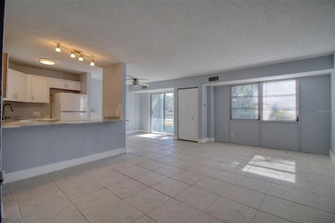 Condo in Saint Petersburg, Florida, 1 bedroom № 2198743 - photo 4