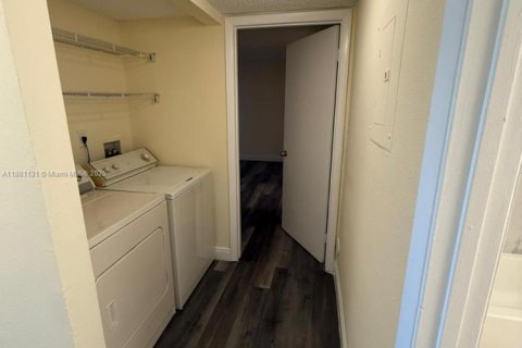 Condominio en alquiler en Tamarac, Florida, 2 dormitorios, 91.42 m2 № 1930786 - foto 9