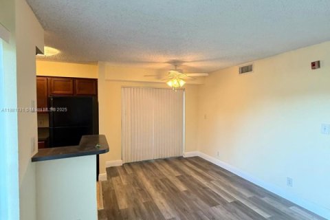 Condominio en alquiler en Tamarac, Florida, 2 dormitorios, 91.42 m2 № 1930786 - foto 2
