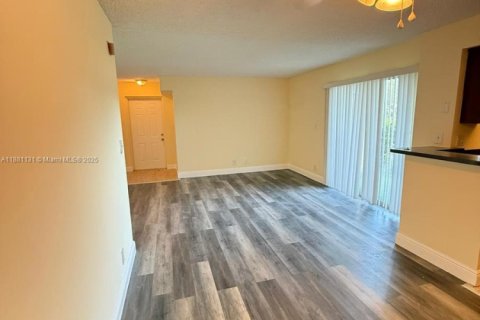 Condominio en alquiler en Tamarac, Florida, 2 dormitorios, 91.42 m2 № 1930786 - foto 3