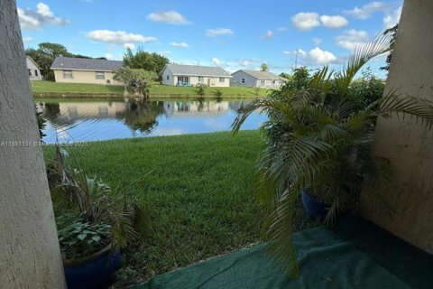 Condominio en alquiler en Tamarac, Florida, 2 dormitorios, 91.42 m2 № 1930786 - foto 18