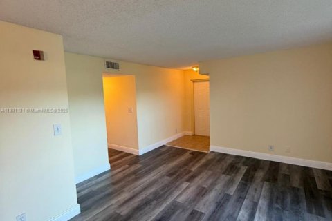 Condominio en alquiler en Tamarac, Florida, 2 dormitorios, 91.42 m2 № 1930786 - foto 4