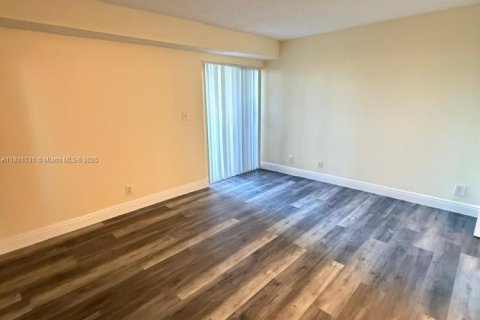 Condominio en alquiler en Tamarac, Florida, 2 dormitorios, 91.42 m2 № 1930786 - foto 11