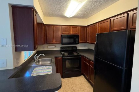 Condominio en alquiler en Tamarac, Florida, 2 dormitorios, 91.42 m2 № 1930786 - foto 1