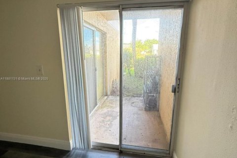 Condominio en alquiler en Tamarac, Florida, 2 dormitorios, 91.42 m2 № 1930786 - foto 12